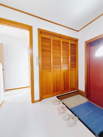【中古戸建】桐生市相生町5丁目の玄関|■玄関｜玄関脇にある玄関の物入れは掃除用具などの日用品を入れてすっきりお片付け。何かと散らかりがちな玄関周りにあると嬉しい収納スペースです。