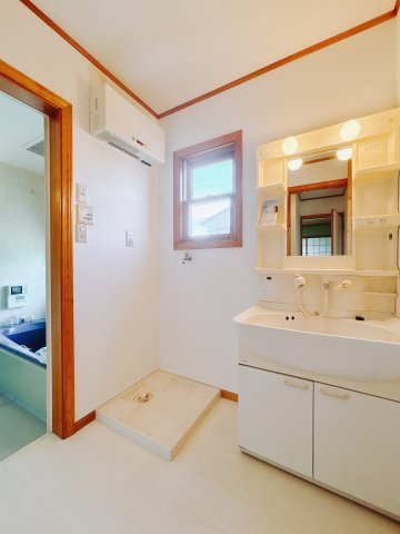 【中古戸建】桐生市相生町5丁目の独立洗面台|■洗面室｜洗濯機を置いてもゆとりある広さの洗面脱衣室です♪窓があるので換気の際も楽ちんです♪