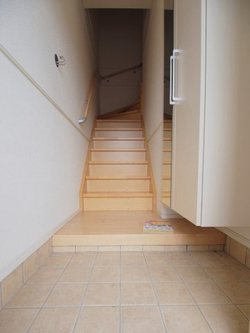 広島市安佐南区山本９丁目のアパートの玄関