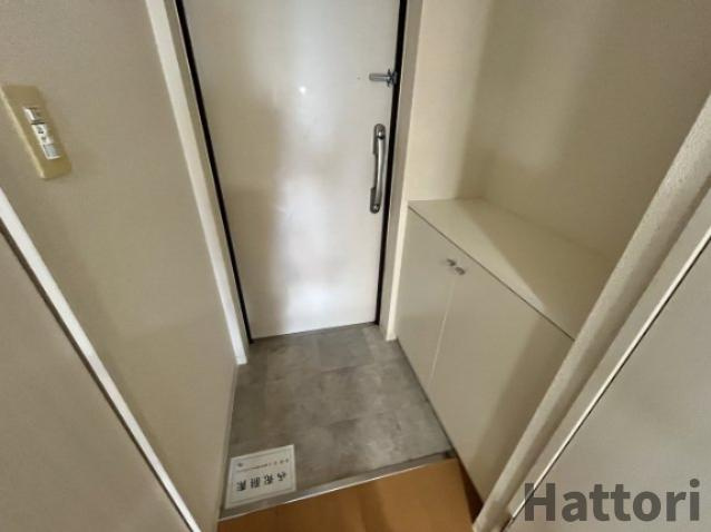 ルーエ江坂の玄関