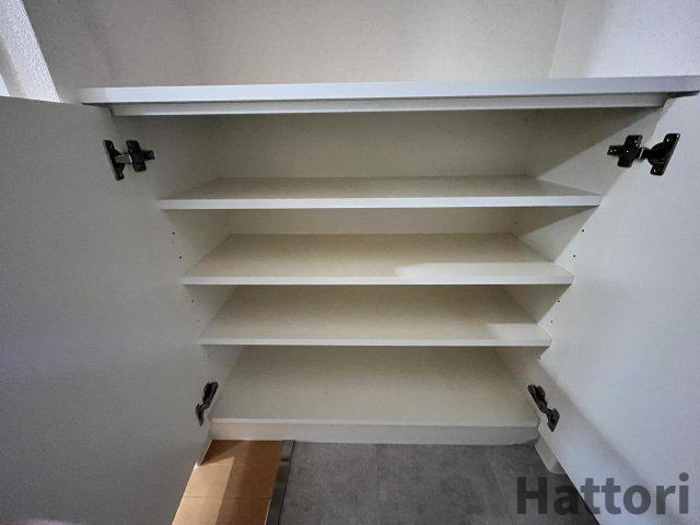 ルーエ江坂の玄関