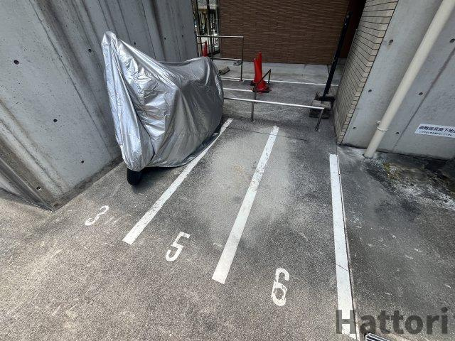 ルーエ江坂の駐車場