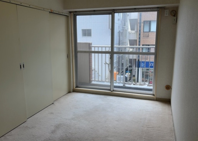 【洋室】 | 相模原ダイヤモンドマンション | 洋室のメリットは重い家具が置きやすく、身の回りが整理しやすいことです。 床がフローリングのため畳とは異なり凹みにくいです。 クローゼットなど収納が豊富で、普段使わない旅行カバンや服の整頓も簡単にです。