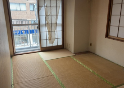 【寝室】 | 相模原ダイヤモンドマンション | 寝室でゆっくりと過ごすためにはベッド周りの適度な空間を担保することや窓の位置、照明の明るさ、寝室の広さなどを考える必要があります。自身や家族の構成とライフスタイルに併せて寝室にする部屋を選びましょう！