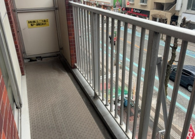 【バルコニー】 | 相模原ダイヤモンドマンション | バルコニーは、室外の専用スペースのうち、「屋根がなく開放された空間」であるものを指します。ベランダより広いタイプのものが多く、日当たりもよいため家庭菜園などを楽しみたい人にとって適した環境となります。