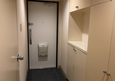 【玄関】 | 相模原ダイヤモンドマンション | 玄関は家の顔でもあり、家族以外の目にも止まる場所です。玄関は外との間を仕切る扉、靴などをしまっておく収納スペース、靴脱ぎのたたきスペース、来客とのやり取りをするドアホンなど複数のアイテムからなります。