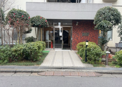 【エントランス】 | 相模原ダイヤモンドマンション | マンションのエントランスには、もともと風よけや防犯の役割がありますが、マンションによって宅配ボックスなどの設備が備わっている所もあります。日々の生活をイメージしながら生活しやすさをチェックしましょう。