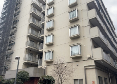 【外観】 | 相模原ダイヤモンドマンション | 車一台あたりに必要なスペースは、標準サイズの普通自動車で横幅2m50cm、長さ5mは必要になります。ただし、乗降のことも考慮して横幅3m30cm、長さ5m50cmほどは確保できるところを選びましょう。