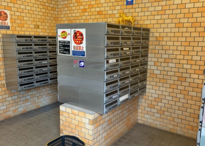 【設備】 | 相模原ダイヤモンドマンション | エントランス付近に設置されている集合ポストは、住んでいる部屋と離れているため、ポストをあさるなど誰かに何かされていても被害に気づきにくいです。入居する時には他人に特定されにくい番号で鍵をかけましょう！