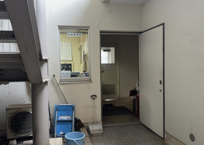 【受付】 | 相模原ダイヤモンドマンション | 受付はマンションコンシェルジュがいる場合もあれば、管理人が滞在する小部屋を総称して呼ぶことがあります。主にエントランスに設置されていることから、防犯面でも期待ができます。防犯設備がない場合はより安心！