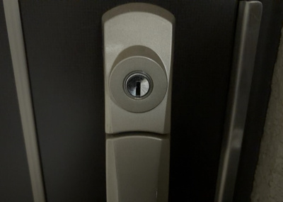 【防犯設備】 | 相模原ダイヤモンドマンション | 当然のことではありますが、オートロックやセンサーライト、ホームセキュリティーなどの防犯設備があれば、小さいお子様がいるご家庭も安心ですよね！まず物件購入の際は、防犯設備もチェックするようにしましょう。