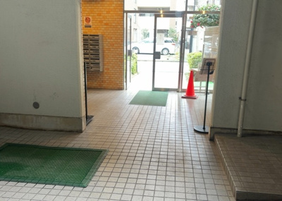 【ロビー】 | 相模原ダイヤモンドマンション | ロビーというと、エントランスと何がちがうの？と思いますよね。実はロビーとエントランスには明確な決まりはありません。物件によっては、エントランスを入って広がるある程度の広さのある空間がロビーとなります。