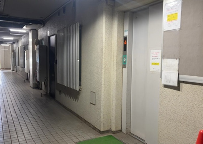 【その他共用部分】 | 相模原ダイヤモンドマンション | 共有部分は、住民なら誰もが使える設備のこと。例えば駐車場やエレベーター、インターネット設備、セキュリティ設備などがあります。他にも、マンションの廊下・外部階段やエントランス・ゴミ置き場などがあります。