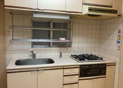 【キッチン】 | 相模原ダイヤモンドマンション | 標準的なシステムキッチンの横幅は、165cm～300cm程度です。2100・2400・2550・2700などミリ単位で表記されます。普段どのように料理をするのかを想定しながら合ったサイズを選びましょう