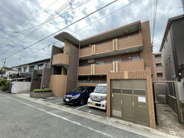 オートロックで外部の人間が簡単に出入りできないため安心です。