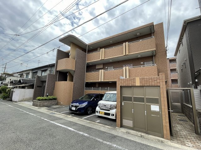 オートロックで外部の人間が簡単に出入りできないため安心です。