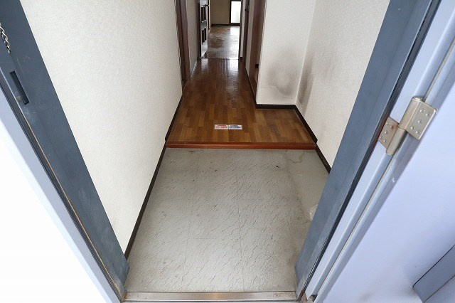 コスモスハイツの玄関