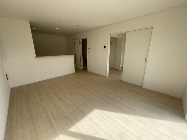 糸満市福地　第2（全4棟）1・2号棟の居間・リビング|2号棟　LDK15帖♪