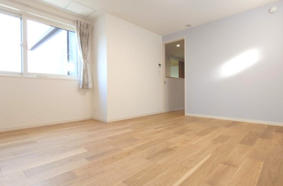 【寝室】 | 西宮市広田町　中古戸建 | 2面彩光の10帖の洋室は床暖房付き