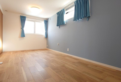 【洋室】 | 西宮市広田町　中古戸建 | 8.6帖の洋室は床暖房・収納付き