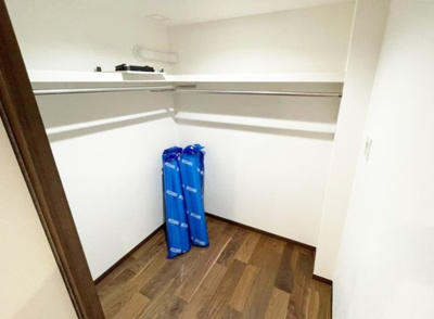 【収納】 | 西宮市広田町　中古戸建 | 豊富な収納力のあるウォークインクローゼット