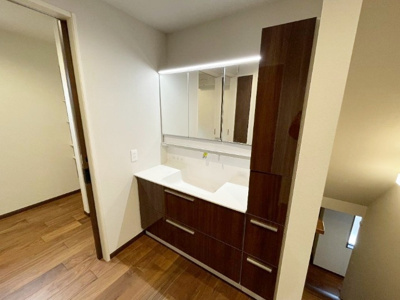 【独立洗面台】 | 西宮市広田町　中古戸建 | スライド式の足元収納は、ストック用品を収納するのに便利