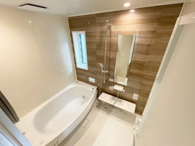 【浴室】 | 西宮市広田町　中古戸建 | 光が差し込む明るいバスルーム。換気ができ、カビ対策にもなりますね