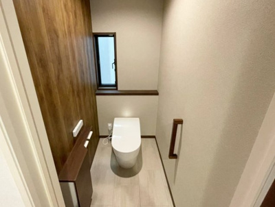【トイレ】 | 西宮市広田町　中古戸建 | 2階のトイㇾは快適な温水洗浄便座付き