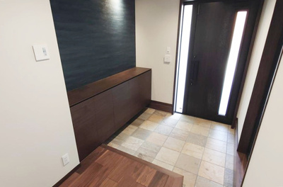 【玄関】 | 西宮市広田町　中古戸建 | 住まう方、訪れる方を上品に迎える玄関。収納力の高いシューズボックス付き