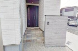 【玄関】 | 西宮市広田町　中古戸建 | 宅配ボックス付きのため留守でも安心