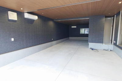 【駐車場】 | 西宮市広田町　中古戸建 | 電動シャッター付ビルトインガレージで大切なお車を雨風から守ります