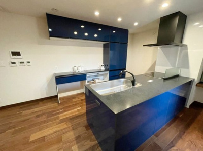 【キッチン】 | 西宮市広田町　中古戸建 | 料理をしながらリビングで遊ぶお子様の様子を見守ることができる対面式キッチン