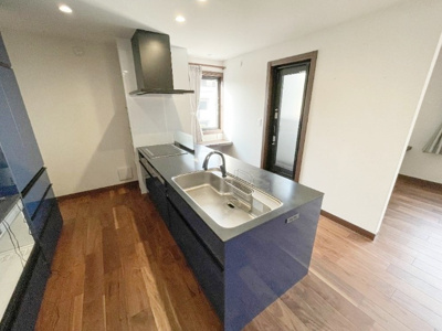 【キッチン】 | 西宮市広田町　中古戸建 | 作業台がフラットなので掃除がしやすいIHクッキングヒーター