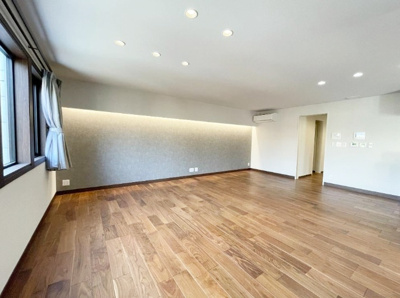 【居間・リビング】 | 西宮市広田町　中古戸建 | 26帖のLDKはキッチンなど3ヶ所に床暖房があり、寒い日もあたたか