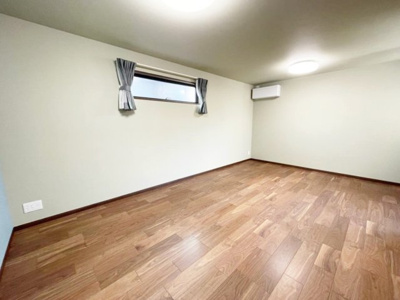 【寝室】 | 西宮市広田町　中古戸建 | 2面彩光の12.2帖の洋室は床暖房付き