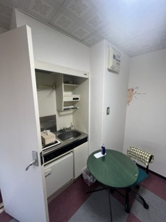 【キッチン】 | ニュー第一ビル | 現在のテナント様使用中写真。許可を頂いて掲載しています。什器備品は撤去予定