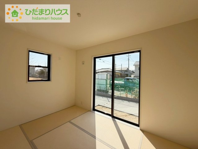 いわき市泉玉露1丁目1期　新築戸建　2号棟の和室|リビングと隣り合わせにあるお部屋！扉を閉めれば、来客用の部屋として使えます♪