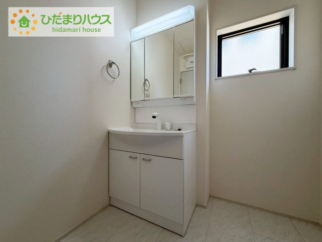 いわき市泉玉露1丁目1期　新築戸建　2号棟の独立洗面台|正面だけでなく、左右も確認できる三面鏡は、身だしなみを整えやすいです！