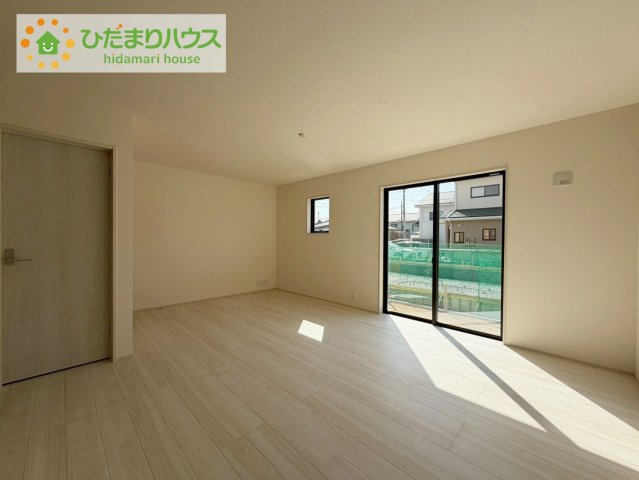 いわき市泉玉露1丁目1期　新築戸建　2号棟の居間・リビング|閑静な住宅地は夜間も静かで、窓を開けて寝ても快適に過ごしやすいのも大きな魅力！