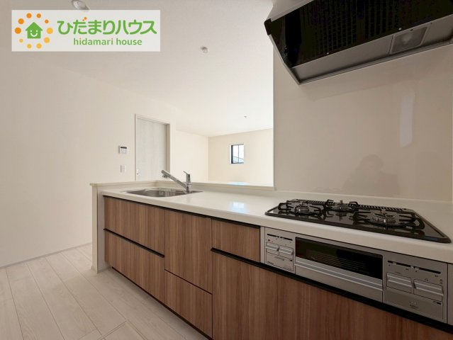 いわき市泉玉露1丁目1期　新築戸建　2号棟のキッチン|シンプルなシステムキッチン♪広々としていてお料理をするのにも十分な広さがあります！お子様とお菓子作りをしたり、新しいお料理に挑戦したり毎日の家事が楽しくなりそうです！