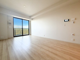 【居間・リビング】 | パークタワー西新宿 | 約10.3帖のリビングダイニング。床暖房完備。