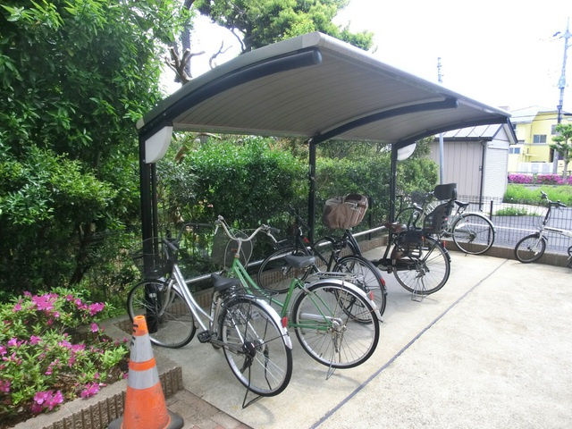 アルシオネ壱番館のその他共用部分|屋根つきの駐輪スペース♪
