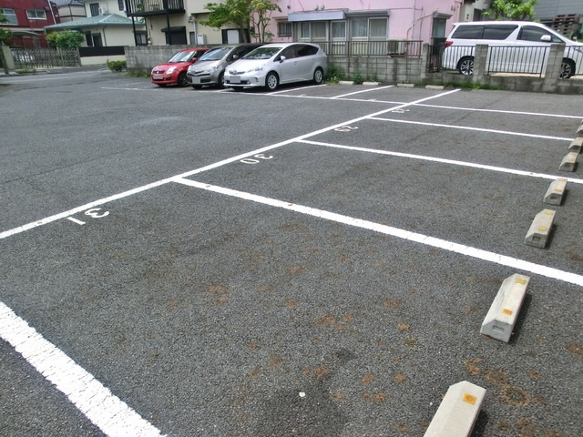 アルシオネ壱番館の駐車場|駐車スペースです♪