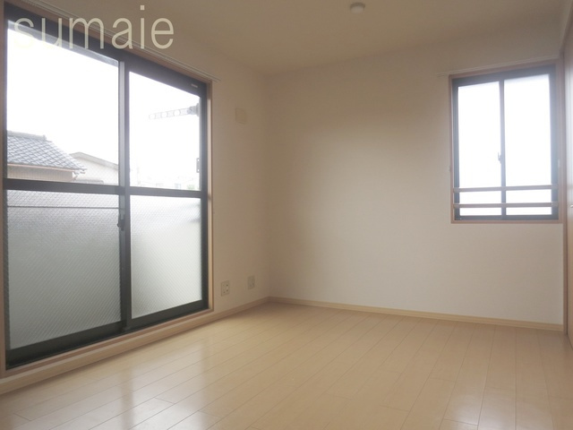 アルシオネ壱番館の居間・リビング|２面採光の６帖の洋室です♪