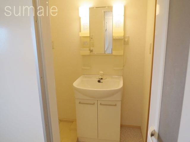 アルシオネ壱番館の洗面所|清潔感のある独立洗面台で身支度しやすいです♪