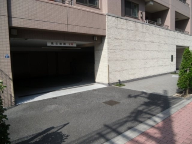 カスタリア荒川の駐車場