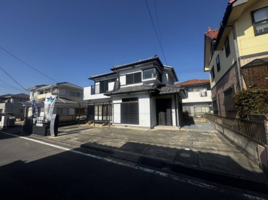 高崎井野町　中古住宅の駐車場|現地写真　駐車スペースは3台分可能（車種による）