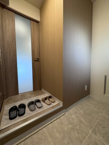 旭コーポA棟の玄関|玄関スペースは広々としています。