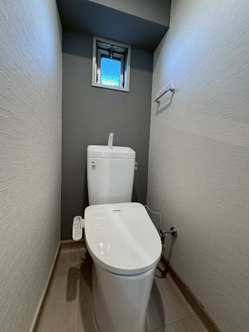 旭コーポA棟のトイレ|トイレに窓付きで自然換気可能です。