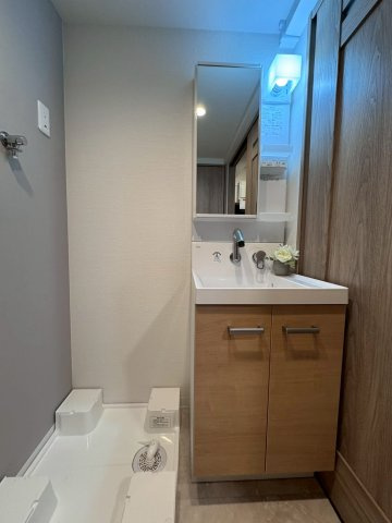 旭コーポA棟の独立洗面台|コンパクトな洗面台付きです。